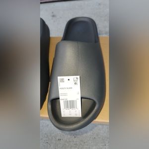 Yeezy slides ‘Granite’